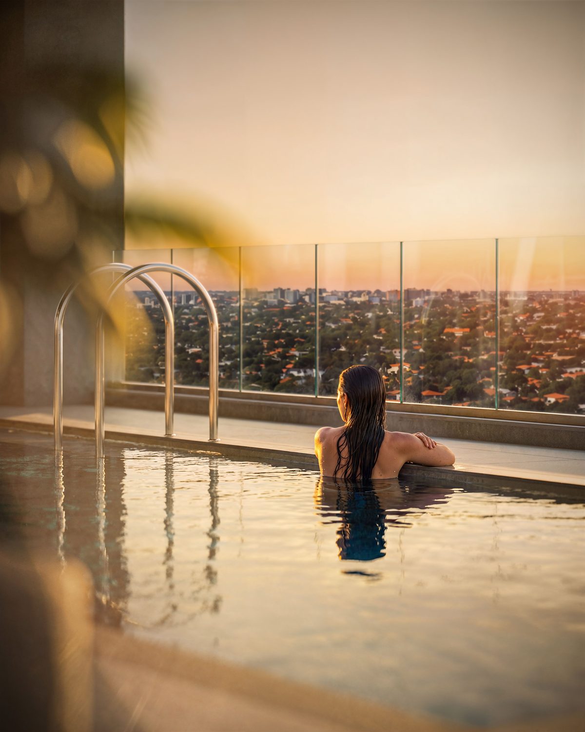 A piscina na hora dourada, a cidade abaixo
