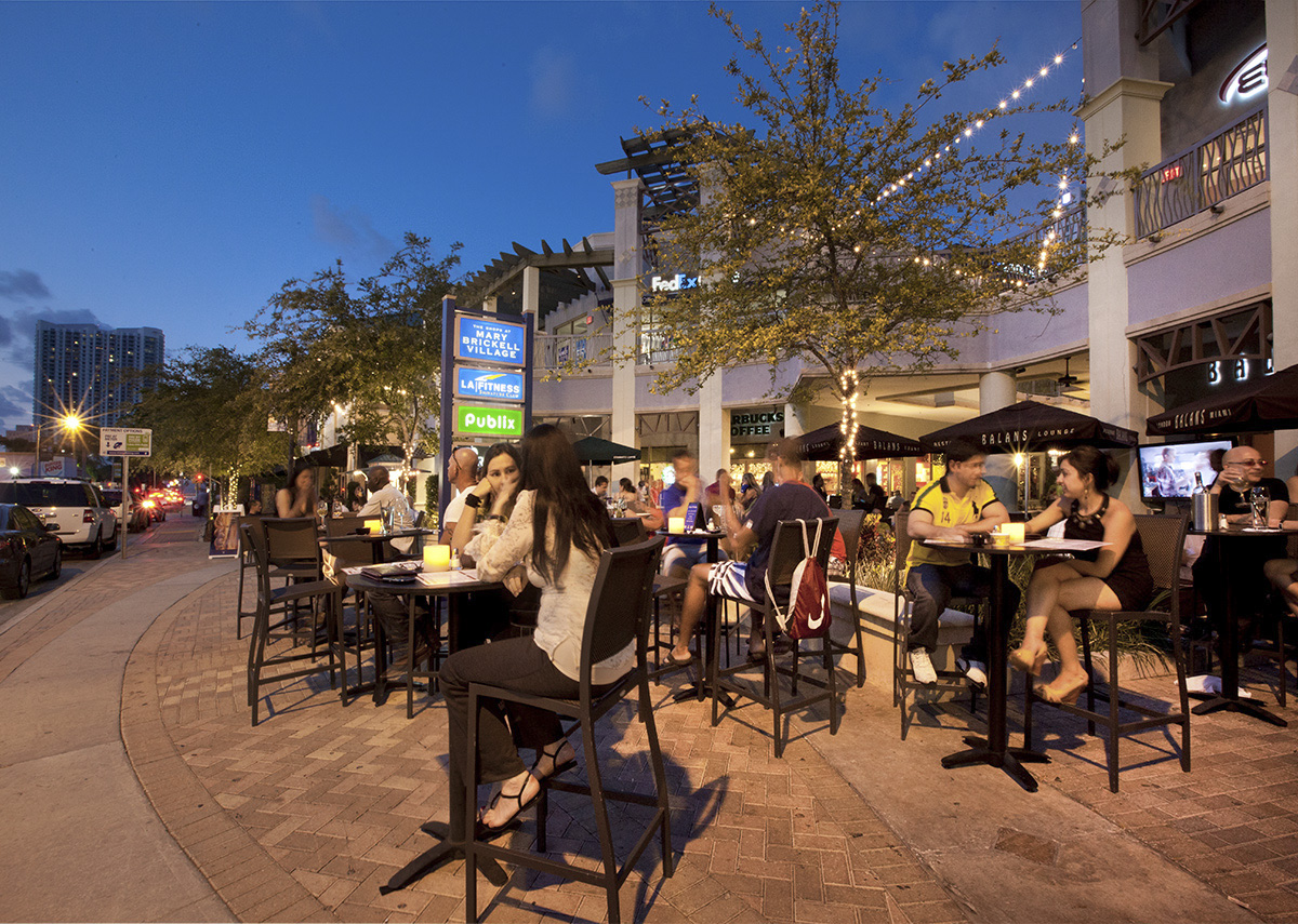 Mary Brickell Village, a nove minutos a pe